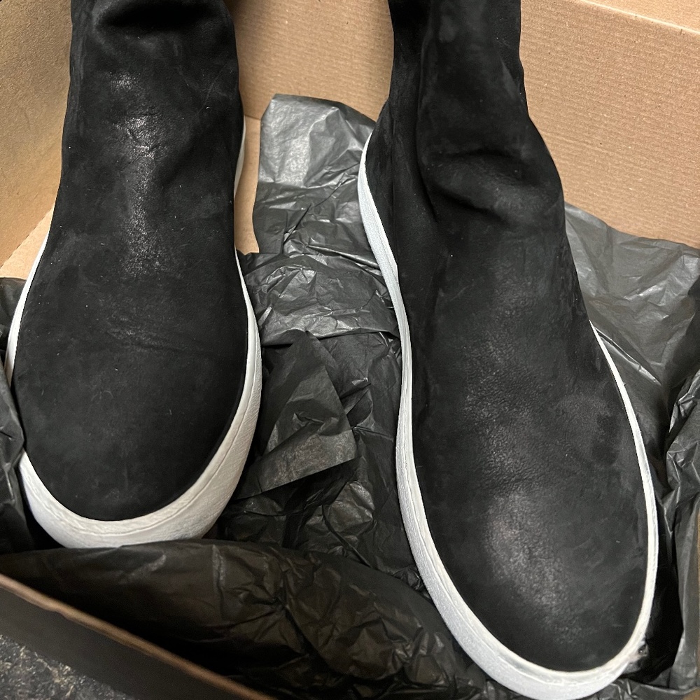 Size 37 waxed suede sneaker